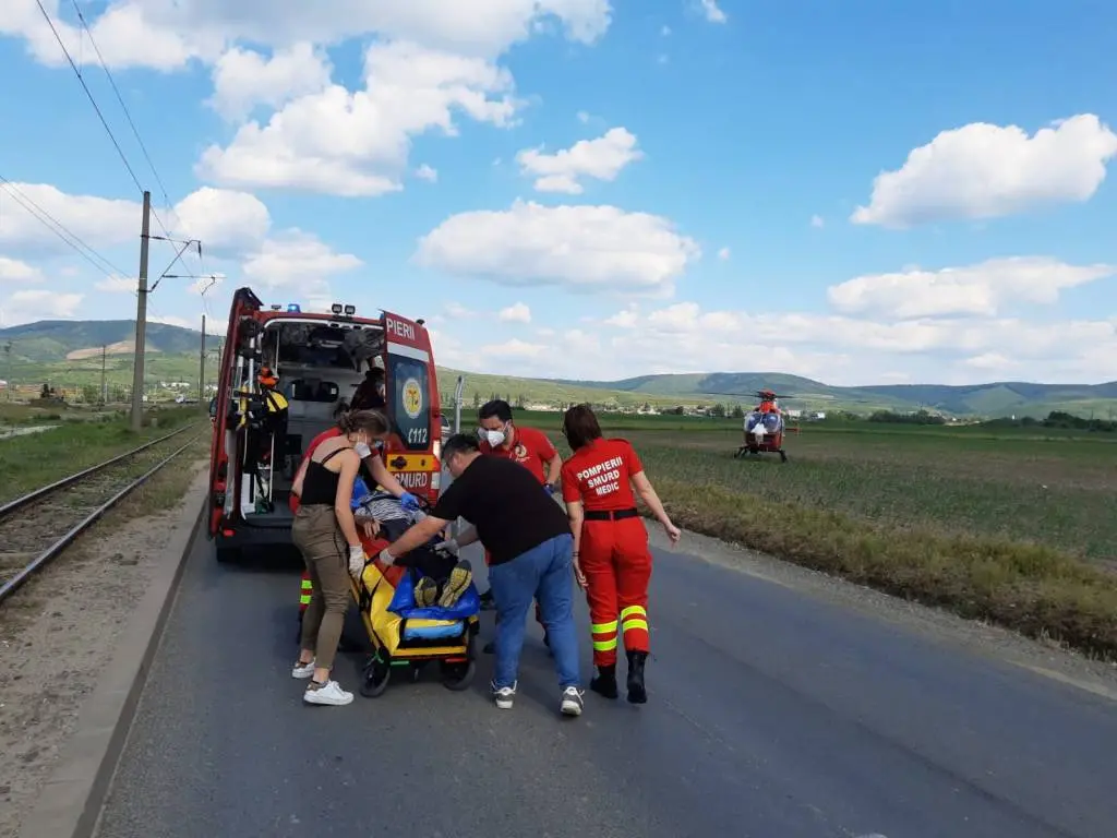 Un parapantist a căzut lângă Ghioroc, după ce s-a agățat în firele electrice aferente liniei de tramvai [FOTO]