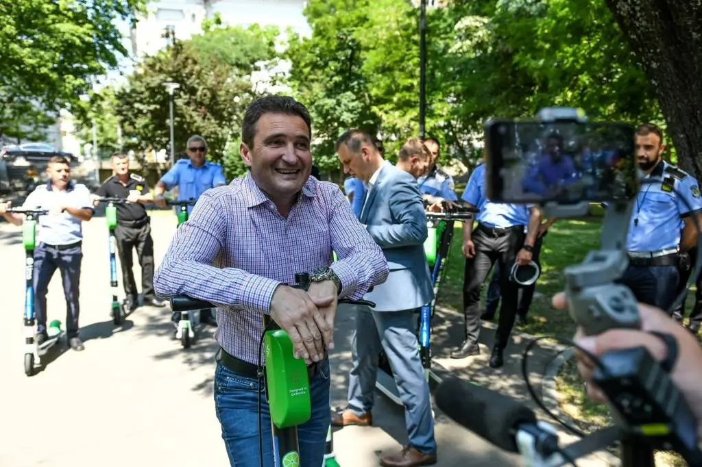Poliția Locală a primit cadou TROTINETE ELECTRICE (iar dacă o să fie cuminte în continuare, va primi și patine cu rotile)!