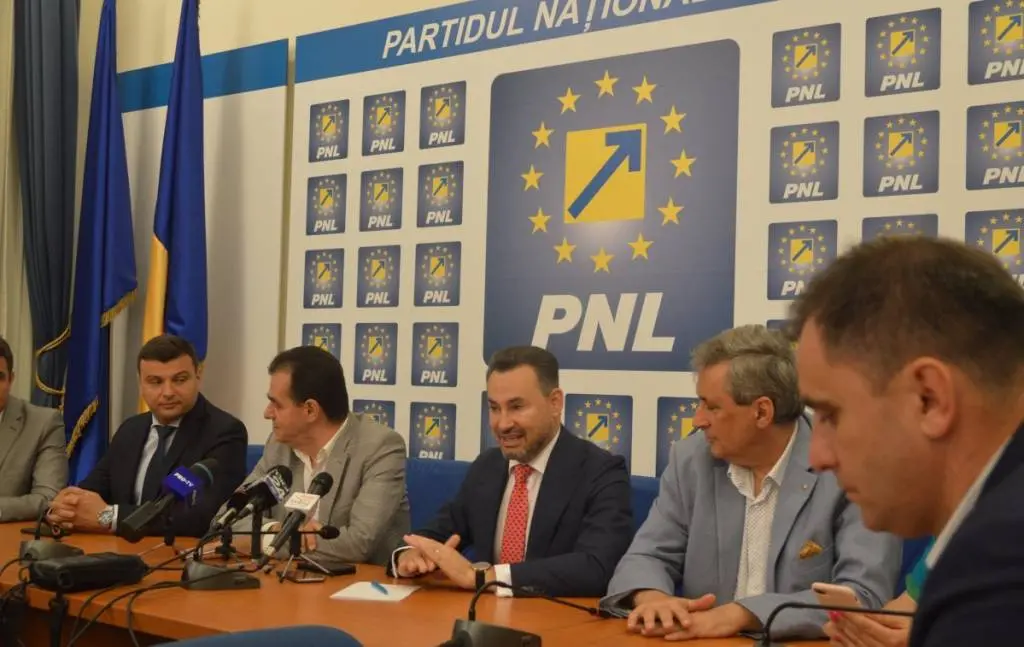„Cu fundul în mai multe luntri”, Falcă și ai săi l-au plimbat pe Orban pentru a-i prezenta... Aradul lucrului prost făcut