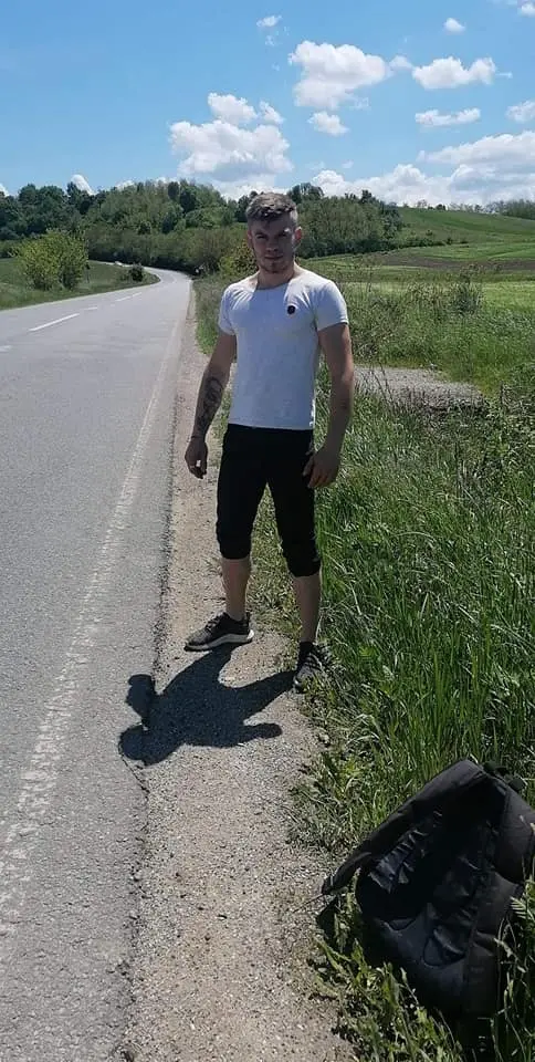 [ACTUALIZARE 2] Un ziarist-localnic care a asistat la căutările trupului tânărului înecat în Crișul Alb: „Doamne ocrotește-i pe toți românii și îi iartă pe cei care ne batjocoresc cu astfel de PROTOCOALE care l-au ucis pe Tavi, proaspăt adoptat de sătenii din Revetiș”