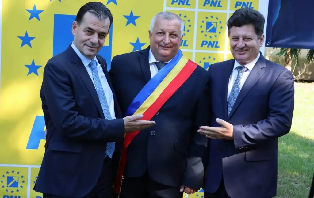 „Cu fundul în mai multe luntri”, Falcă și ai săi l-au plimbat pe Orban pentru a-i prezenta... Aradul lucrului prost făcut