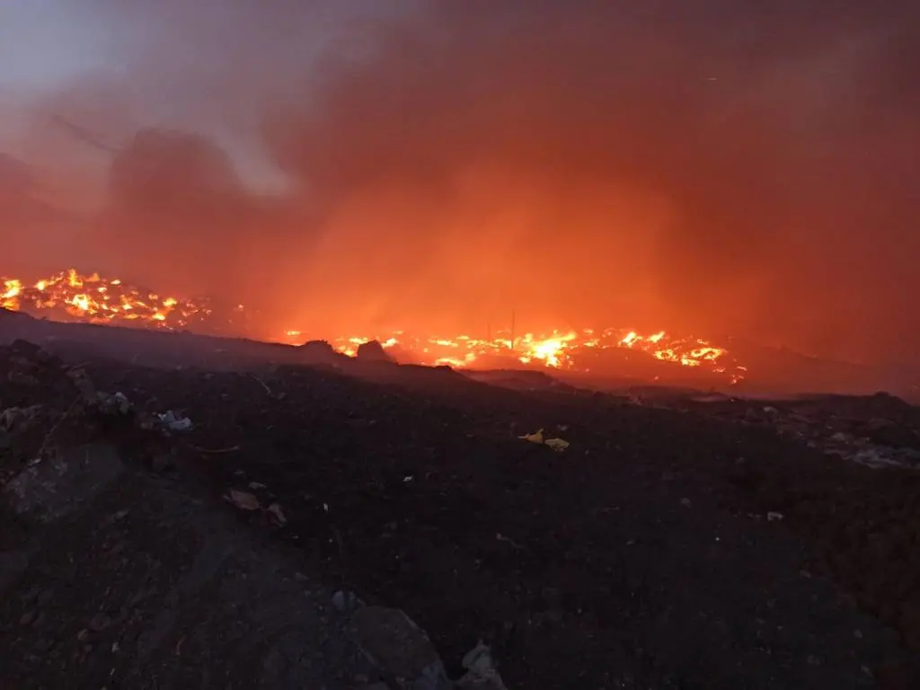 [ACTUALIZARE 4] ISUJ Arad: Incendiul de la groapa de gunoi a fost lichidat