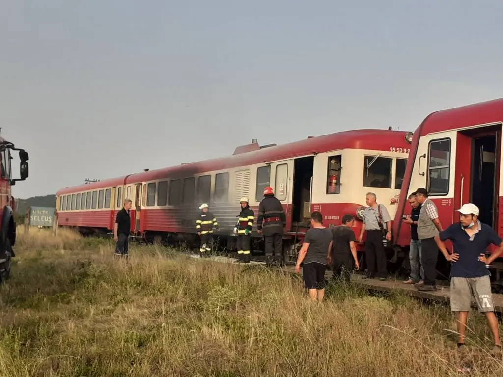 Trenul Regio Brad - Arad a luat foc în Halta Seleuș [FOTO]