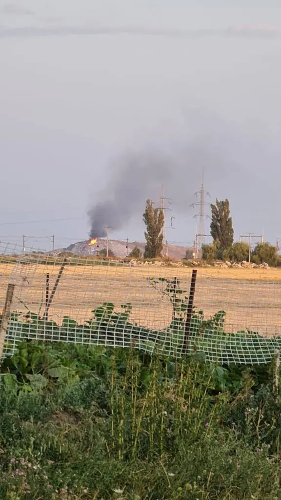 [ACTUALIZARE 4] ISUJ Arad: Incendiul de la groapa de gunoi a fost lichidat