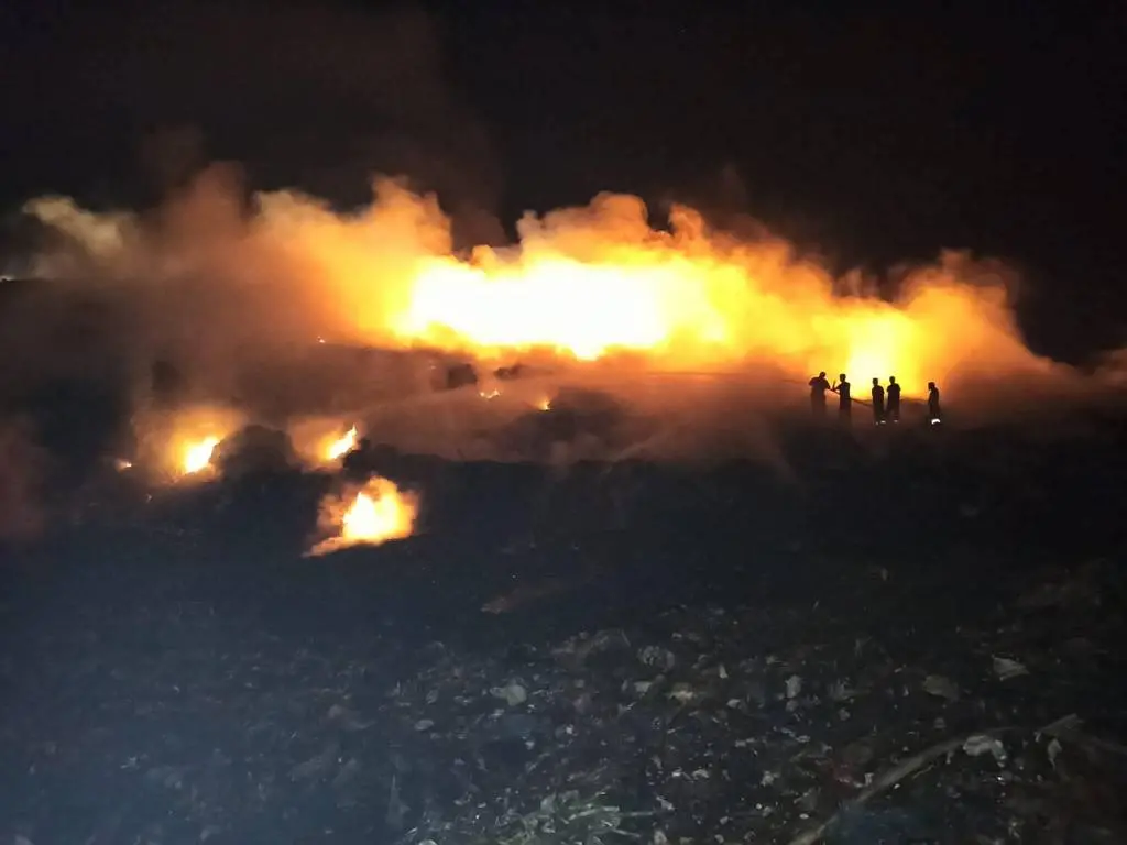 [ACTUALIZARE 4] ISUJ Arad: Incendiul de la groapa de gunoi a fost lichidat