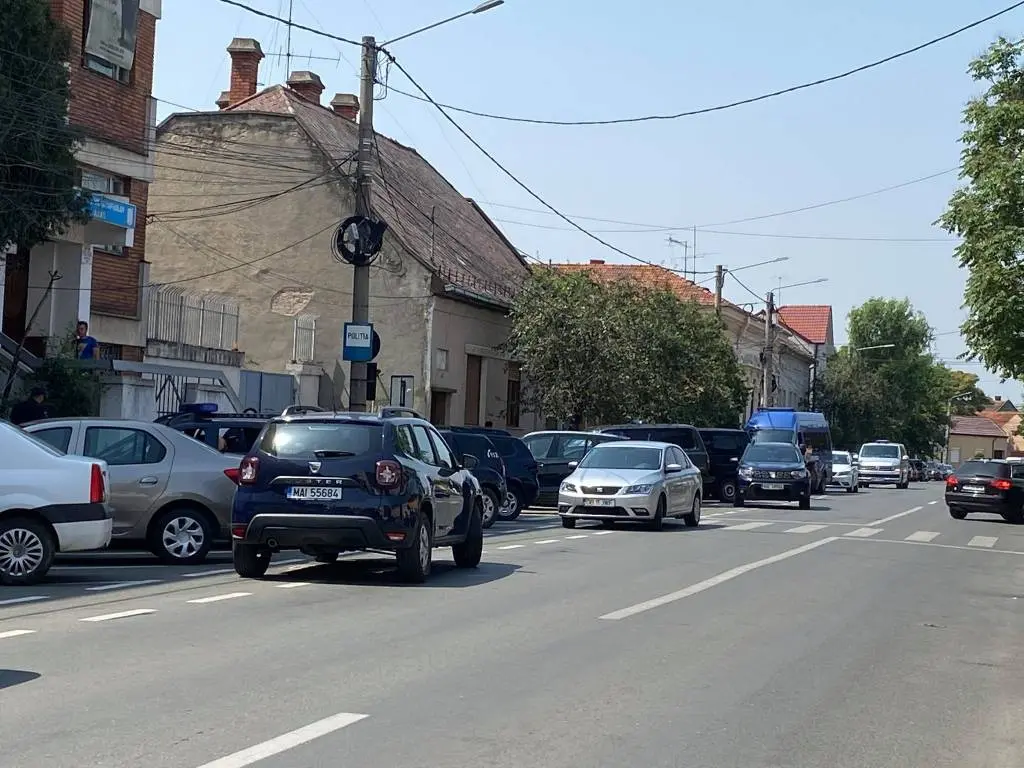 [ACTUALIZARE 6] „Ordinul de zi pe unitate” - LEGAȚI CAZUL CRIȘAN de TRAFICUL DE ȚIGĂRI - îi disperă pe polițiștii din Arad, îi prostește pe cei din București și jignește inteligența cunoscătorilor. Între timp, Mladin plimbă un stick pe cine știe ce plajă din Caraibe și face mișto de „oamenii domnului general”