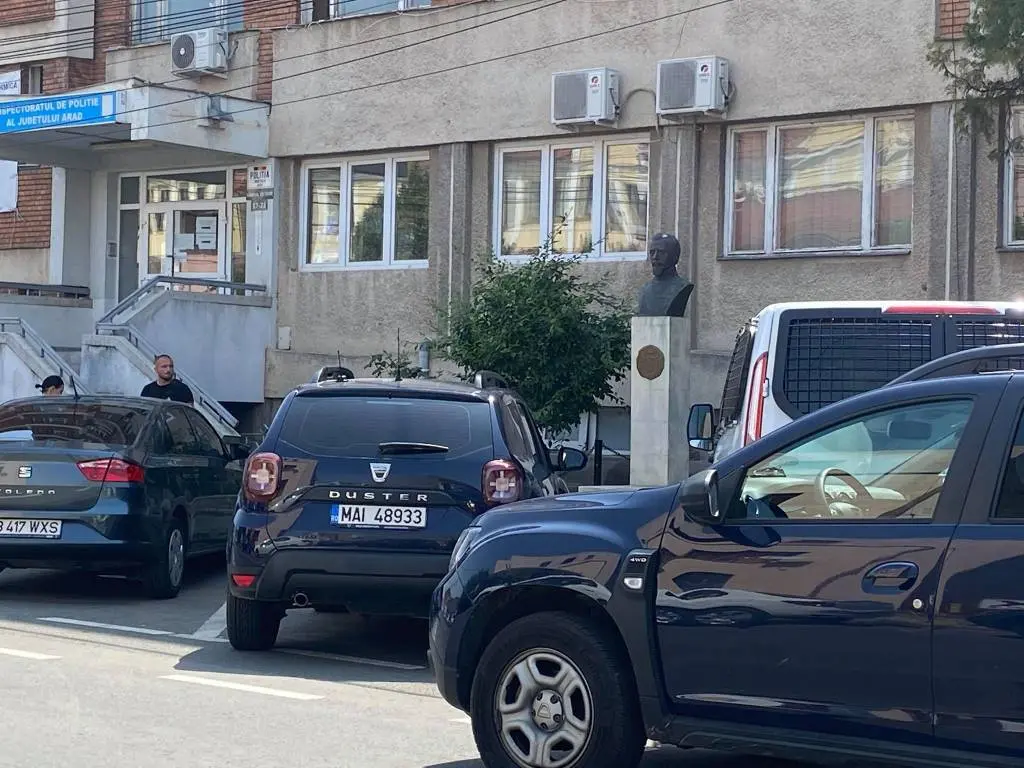 [ACTUALIZARE 6] „Ordinul de zi pe unitate” - LEGAȚI CAZUL CRIȘAN de TRAFICUL DE ȚIGĂRI - îi disperă pe polițiștii din Arad, îi prostește pe cei din București și jignește inteligența cunoscătorilor. Între timp, Mladin plimbă un stick pe cine știe ce plajă din Caraibe și face mișto de „oamenii domnului general”