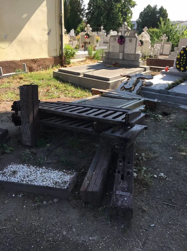 [ACTUALIZARE] Troița EROILOR-MARTIRI ai Revoluției din 1989 din cimitirul „Eternitatea” a fost reconstruită