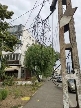 [ACTUALIZARE] Vă puteți spânzura liniștiți pe 6 Vânători. Cablurile sunt de fibră optică și CATV, iar Enel se simte ofensat de „tonul defăimător al articolului”