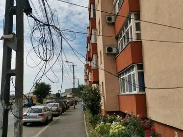 [ACTUALIZARE] Vă puteți spânzura liniștiți pe 6 Vânători. Cablurile sunt de fibră optică și CATV, iar Enel se simte ofensat de „tonul defăimător al articolului”