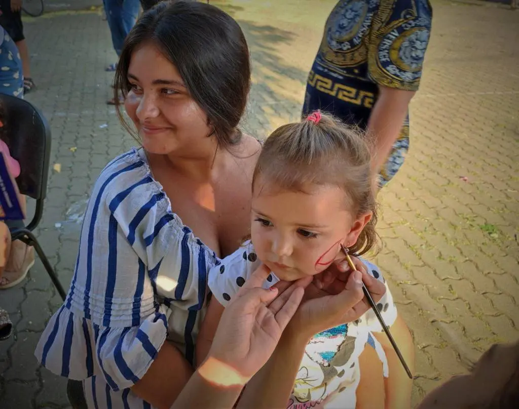 Campanie civică de conștientizare a importanței apartenenței și identității etnice a minorității rome: „Îmi asum identitatea, mândru că sunt rom!”- Arad, Piața Sârbească