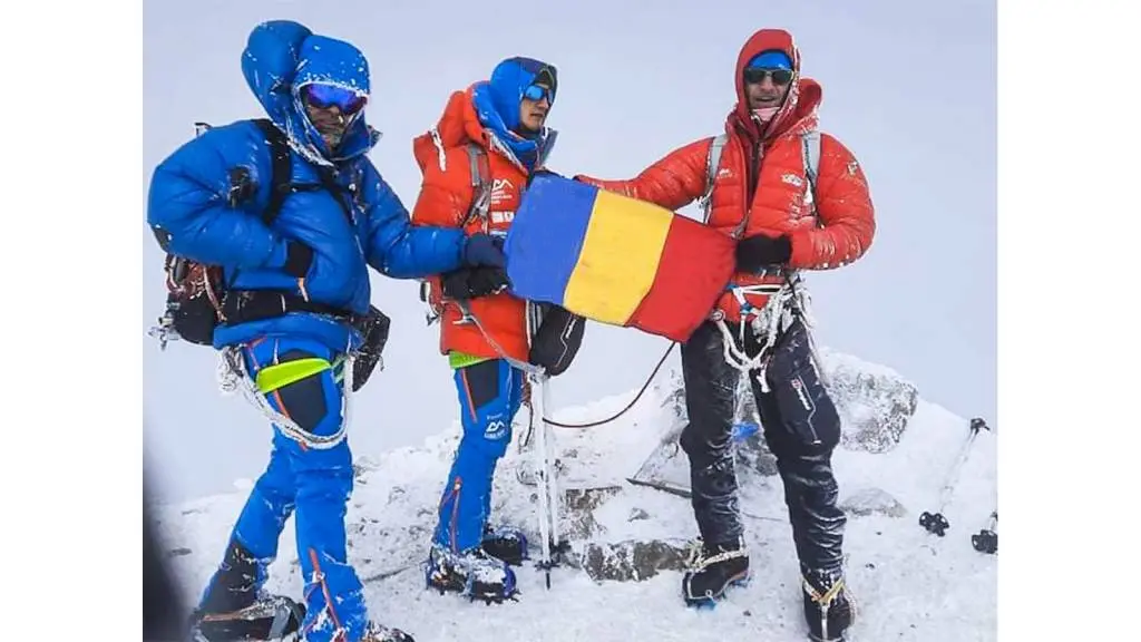 [ACTUALIZARE] AU REUȘIT SĂ CUCEREASCĂ ELBRUSUL: Răzvan Nedu și Alex Benchea, cei doi sportivi care văd împreună 1% au ajuns pe Vârful Elbrus (5.642m)