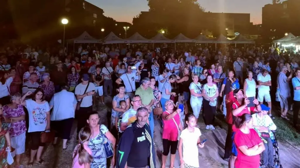 Arădenii „iresponsabili” de la proteste vs arădenii „frumoși” de la Zilele Aradului