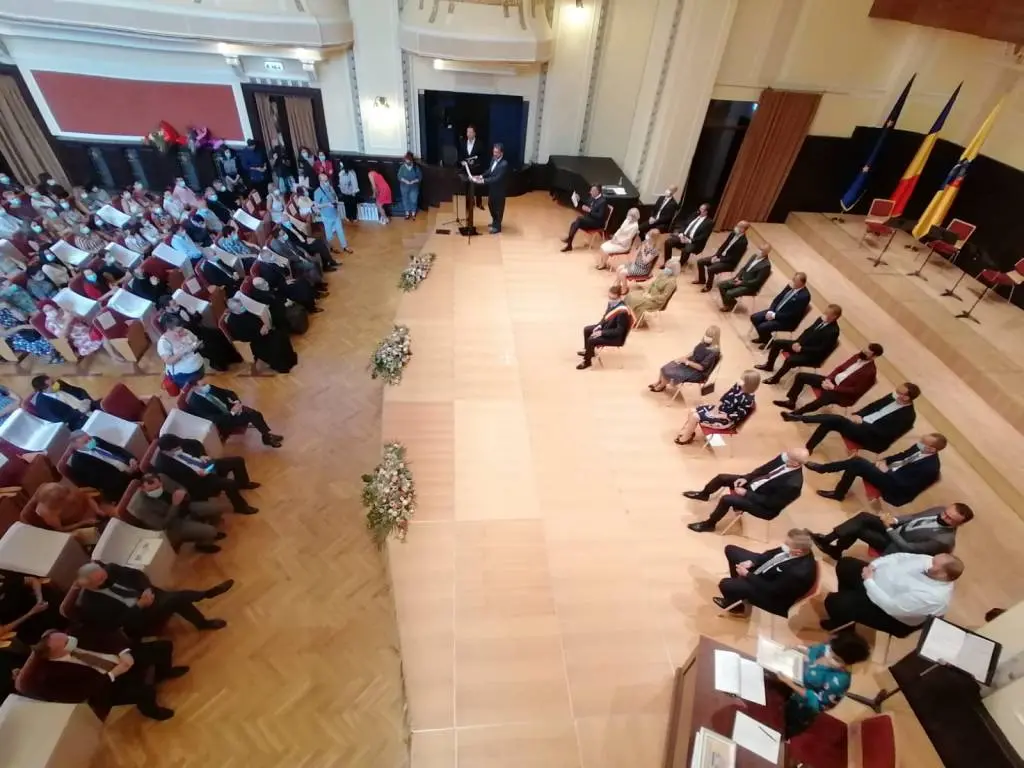 În ședința festivă a Consiliului Local Municipal au fost acordate 22 de titluri și distincții: trei Titluri de „Cetăţean de Onoare al Municipiului Arad”, opt Titluri „Pro Urbe”, opt Titluri de Excelenţă şi trei Diplome de Onoare