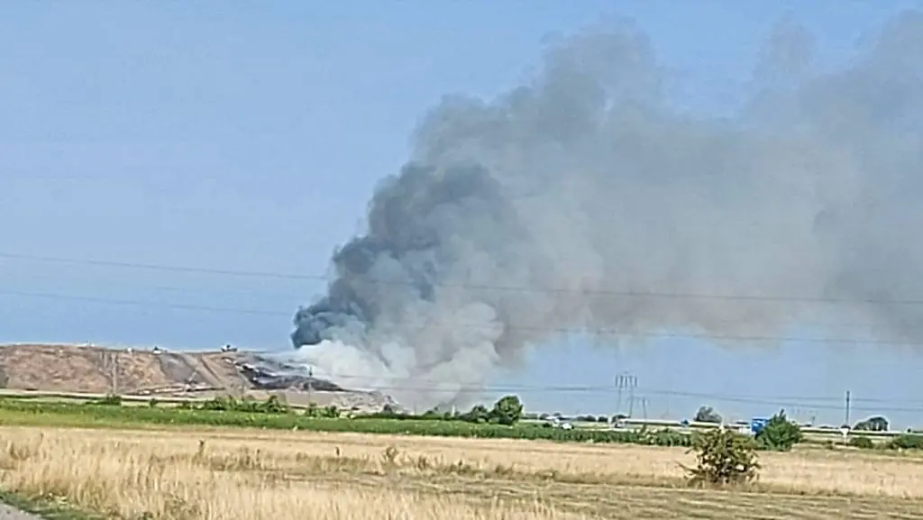 [ACTUALIZARE 4] ISUJ Arad: Incendiul de la groapa de gunoi a fost lichidat