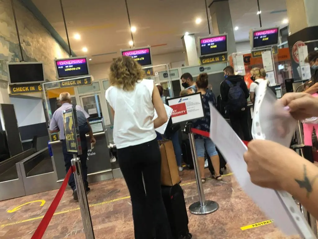 CARANTINA ca pedeapsă a căcaților cu pix și servietă pentru că ai îndrăznit să te întorci sănătos din PARADIS