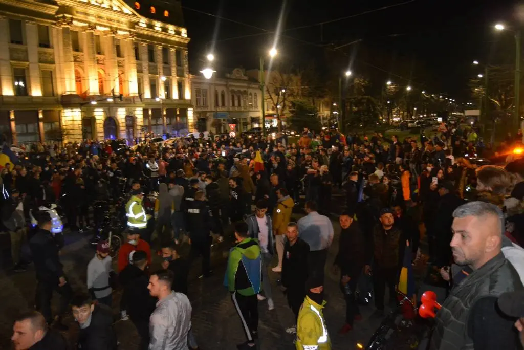 Arădenii „iresponsabili” de la proteste vs arădenii „frumoși” de la Zilele Aradului
