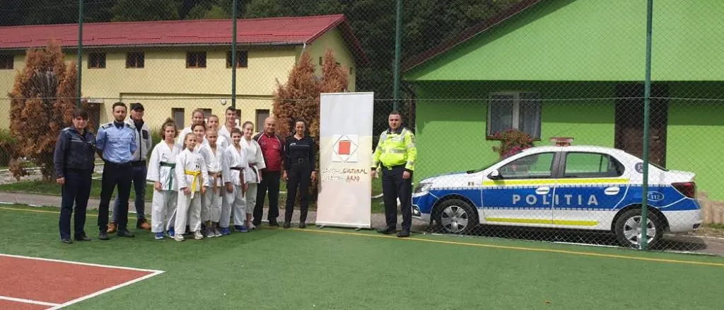 Polițiștii arădeni țin cursuri despre BULLYING, CYBERBULLYING și KARATE cu elevii la Moneasa