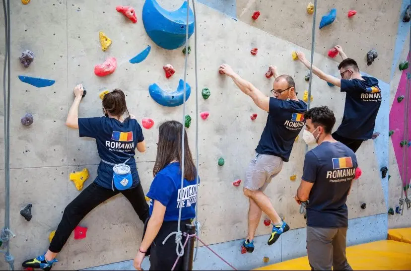 Răzvan Nedu, sportivul cu deficiențe de vedere care a concurat la Moscova cu mâna în ghips, este Vicecampion Mondial la Paraclimbing