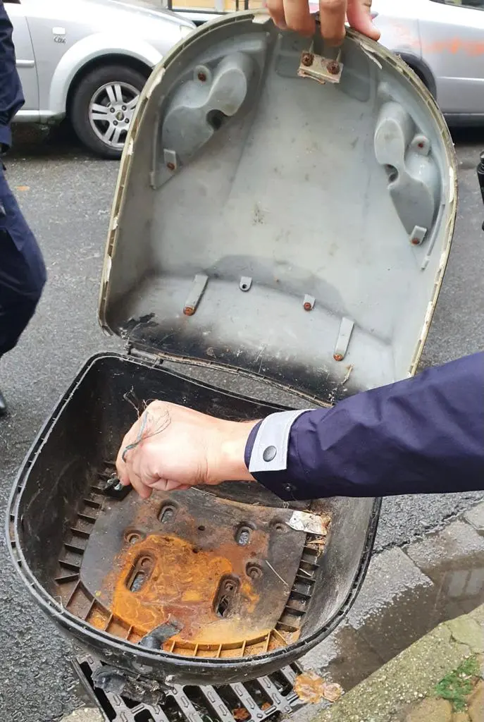 Alarmă (sau „test de vigilență”?) pe Bulevardul Revoluției, după ce o cutie suspectă a fost lăsată lângă banca „Intesa Sanpaolo”