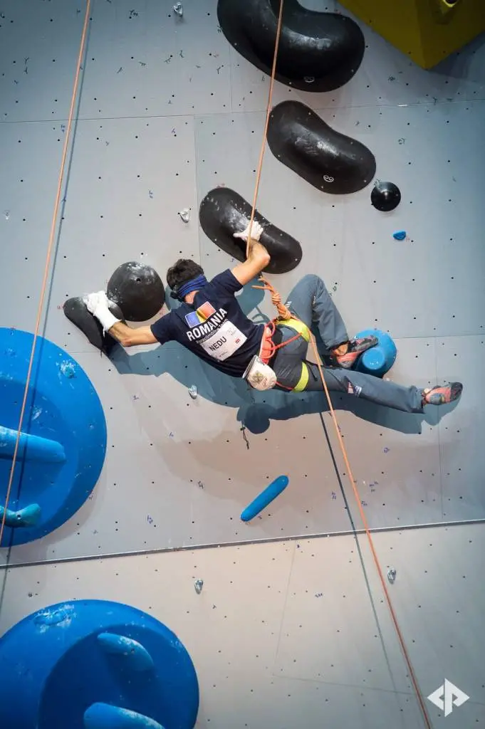 Răzvan Nedu, sportivul cu deficiențe de vedere care a concurat la Moscova cu mâna în ghips, este Vicecampion Mondial la Paraclimbing
