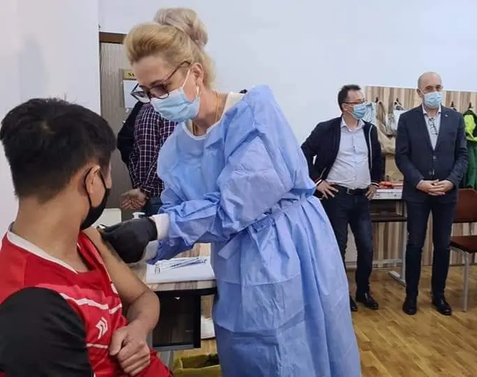 Toate centrele de VACCINARE din municipiu își prelungesc PROGRAMUL