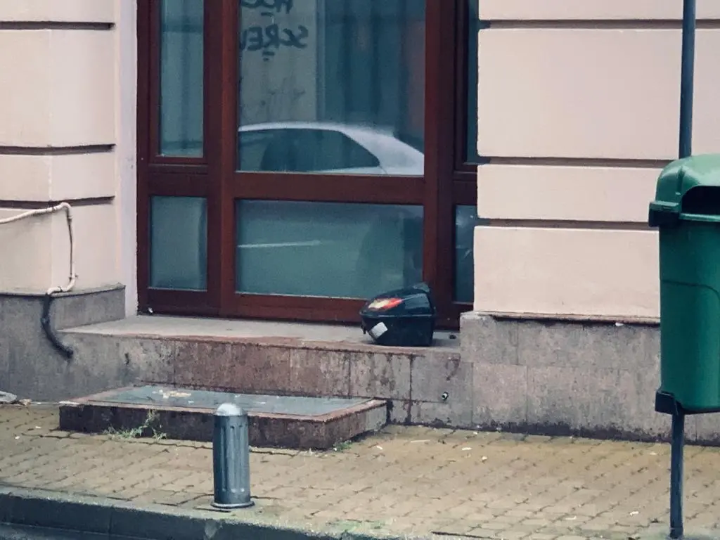Alarmă (sau „test de vigilență”?) pe Bulevardul Revoluției, după ce o cutie suspectă a fost lăsată lângă banca „Intesa Sanpaolo”