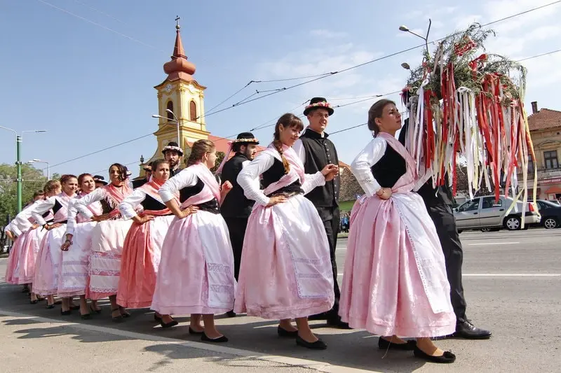 Comunitatea Catolică Germană sărbătorește Hramul Bisericii prin tradiționalul KIRCHWEICH. Sunt restricții de circulație în Aradul Nou