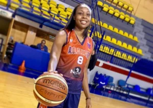 brittany lewis întăreşte lotul galben-albastru