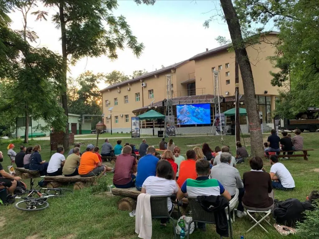 [ACTUALIZARE] Sute de arădeni au vizionat, duminică seara, la Centrul de Vizitare Ceala al Parcului Natural Lunca Mureșului, documentarul „România Sălbatică”