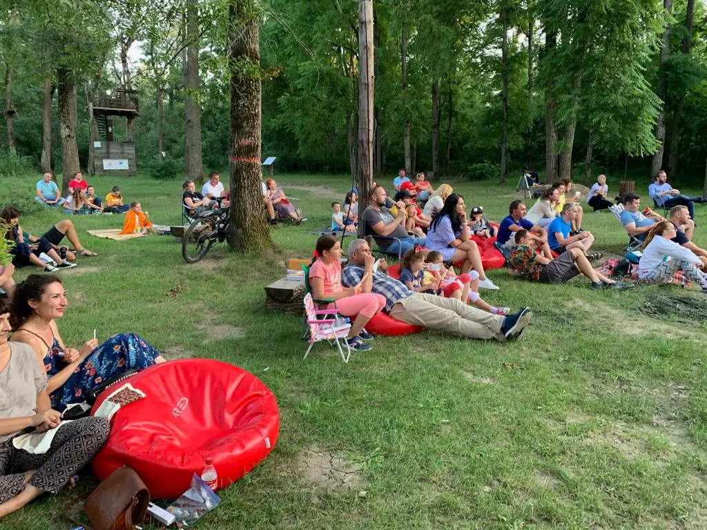 [ACTUALIZARE] Sute de arădeni au vizionat, duminică seara, la Centrul de Vizitare Ceala al Parcului Natural Lunca Mureșului, documentarul „România Sălbatică”