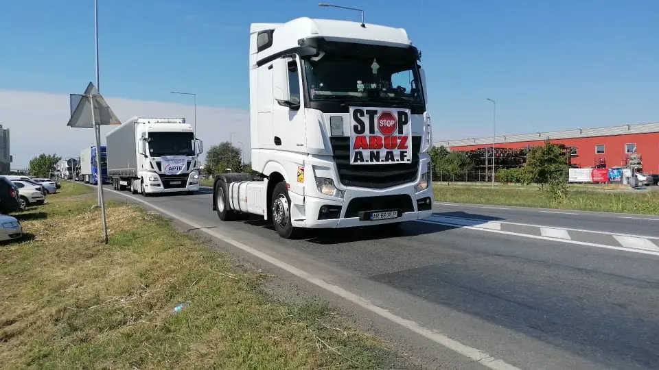 Protestul TRANSPORTATORILOR a blocat Drumul European 7, profitând de vizibilitatea suplimentară a Târgului AGROMALIM de la EXPO Arad [FOTO / VIDEO]