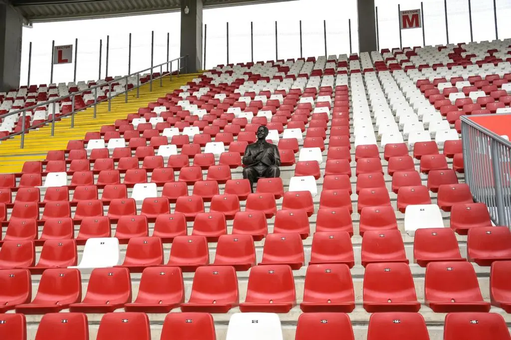 DISPUTE APRINSE în mediul on-line după amplasarea statuii BARONULUI în tribuna a II-a a stadionului care-i poartă numele. Suporter Club UTA: „Solicităm Primăriei Arad, primarului Călin Bibarț și celor care au avut ideea proastă de a-l arunca pe baron în anonimat să mute statuia la tribuna I!”
