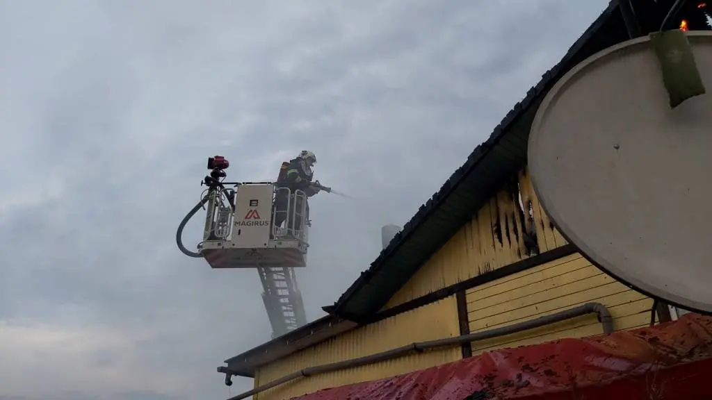 [ACTUALIZARE 2] Un SCURTCIRCUIT a fost cauza care a dus la incendiul de joi seara în urma căruia restaurantul de la ieșirea din Vladimirescu s-a făcut scrum