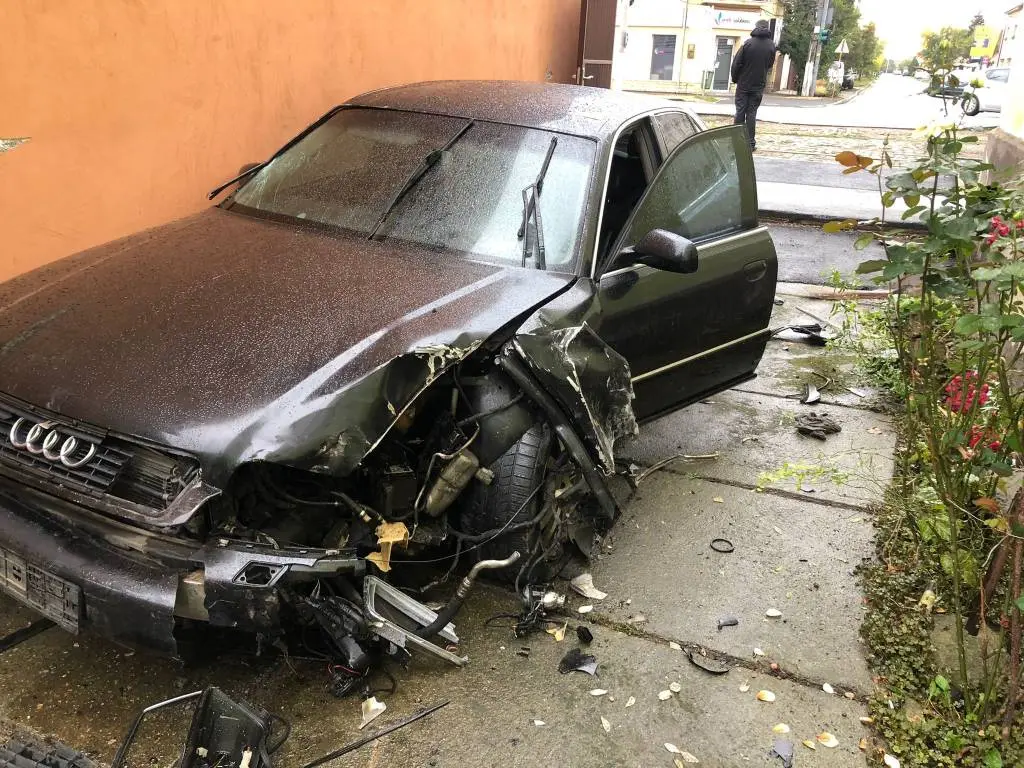 [ACTUALIZARE] Numai dacă ești ceva „bazat” din Apahida scapi așa de ieftin după ce ai intrat cu mașina într-o casă din Arad, i-ai scos plăcuțele și ai fugit... plus că erai NEVACCINAT!