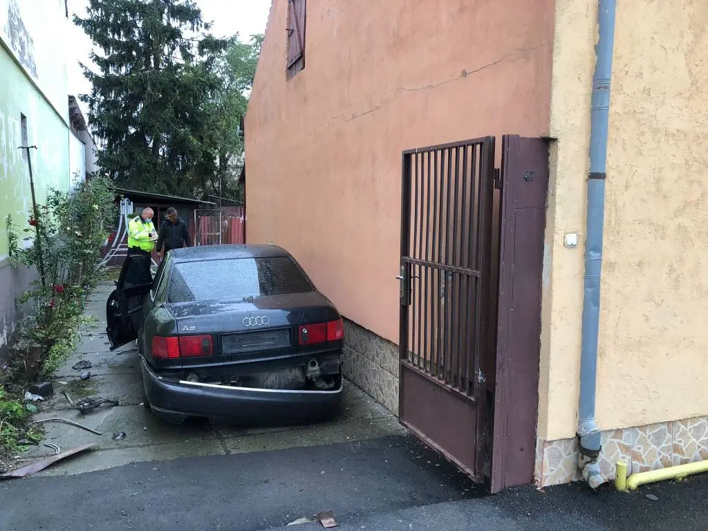[ACTUALIZARE] Numai dacă ești ceva „bazat” din Apahida scapi așa de ieftin după ce ai intrat cu mașina într-o casă din Arad, i-ai scos plăcuțele și ai fugit... plus că erai NEVACCINAT!