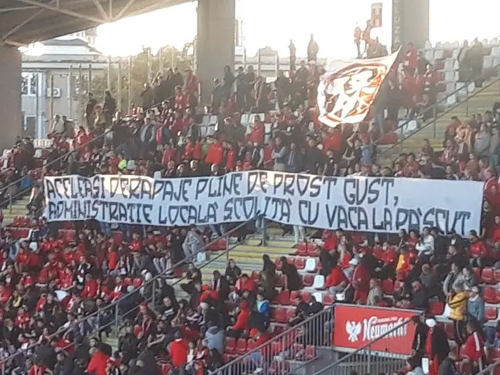 Pe stadionul care-i poartă numele, restaurat mediocru și cu un gazon prost, cu nepoții fericiți la tribuna I, cu statuia ascunsă la a II-a și cu spiritul la peluză, BARONUL a fost la UTA - Craiova...