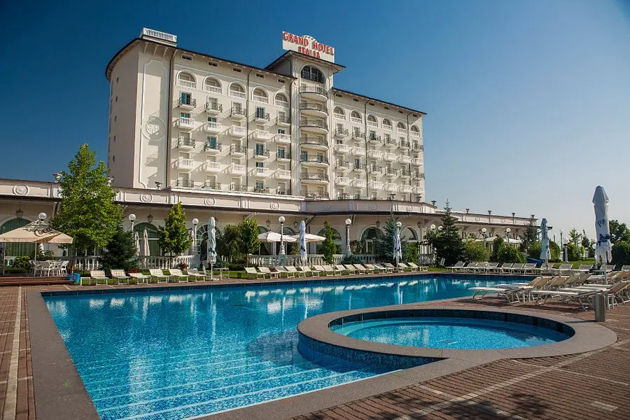 Medicul arădean Marius Farcaș (33 de ani) s-a sinucis aruncându-se de la etajul 5 al unui hotel de 5 stele din Cluj Napoca... cel puțin aceasta este varianta oficială