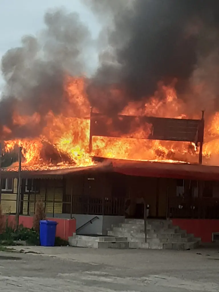 [ACTUALIZARE 2] Un SCURTCIRCUIT a fost cauza care a dus la incendiul de joi seara în urma căruia restaurantul de la ieșirea din Vladimirescu s-a făcut scrum