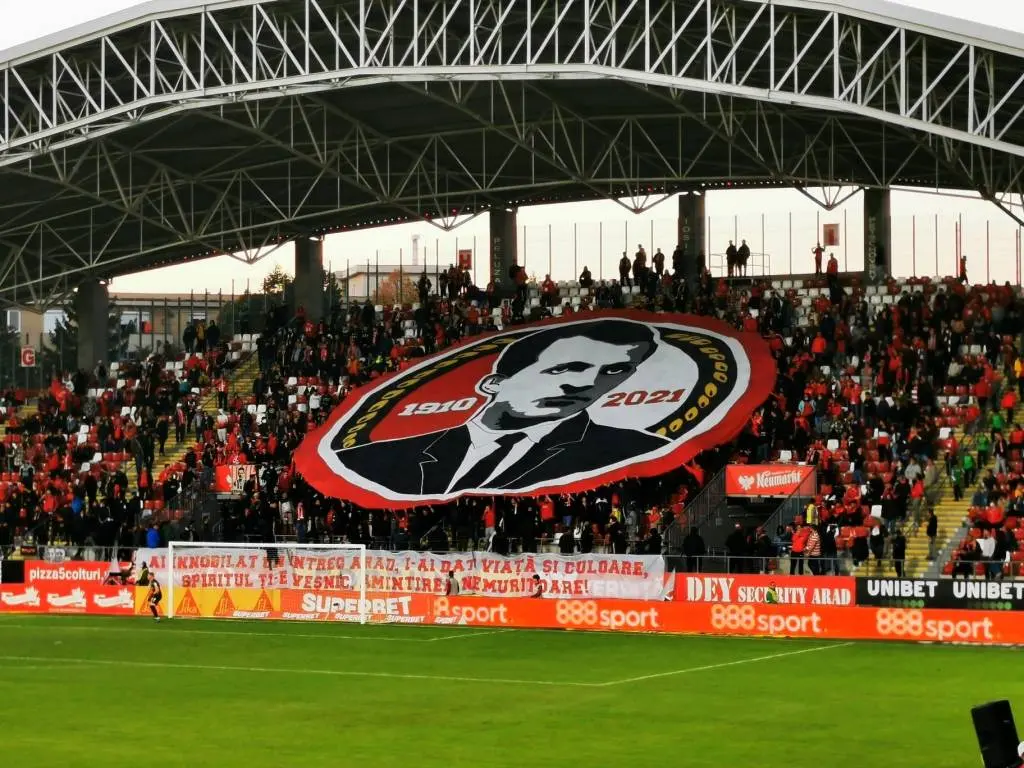 Pe stadionul care-i poartă numele, restaurat mediocru și cu un gazon prost, cu nepoții fericiți la tribuna I, cu statuia ascunsă la a II-a și cu spiritul la peluză, BARONUL a fost la UTA - Craiova...