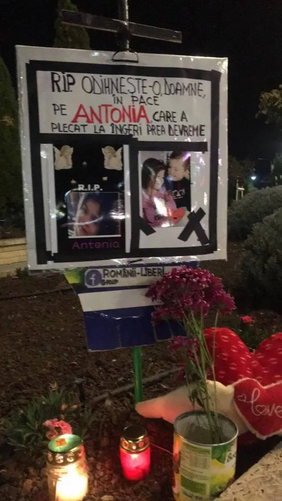 Loc de priveghere pentru Antonia, la Podgoria, în fața Catedralei. Măcar zborul să-i fie însoțit de dragoste...