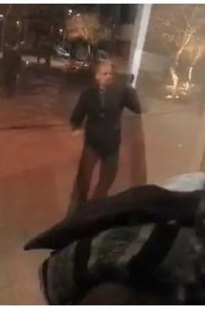 „Pistolarul de cauciuc” care a speriat Micălaca este recidivist și a fost ARESTAT. Se pare că acesta a făcut criza care i-a transformat gelozia în „breaking news” după o combinație de droguri cu alcool