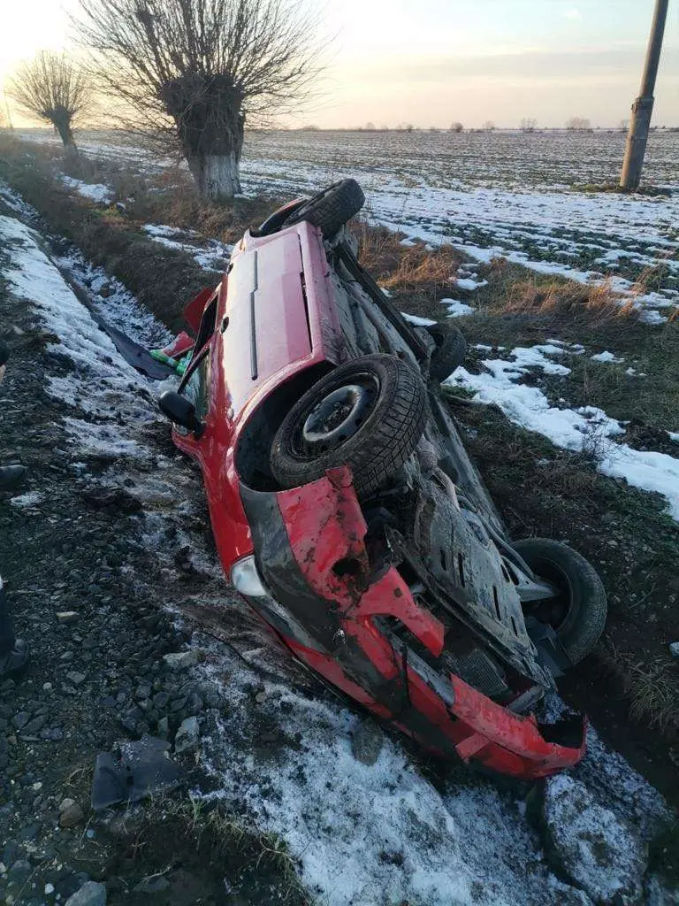 Un bărbat de 64 de ani a derapat cu rabla în șanț pe drumul Arad-Șiria, rănindu-și pasagera