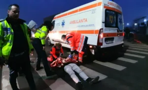 un bărbat lovit pe trecerea