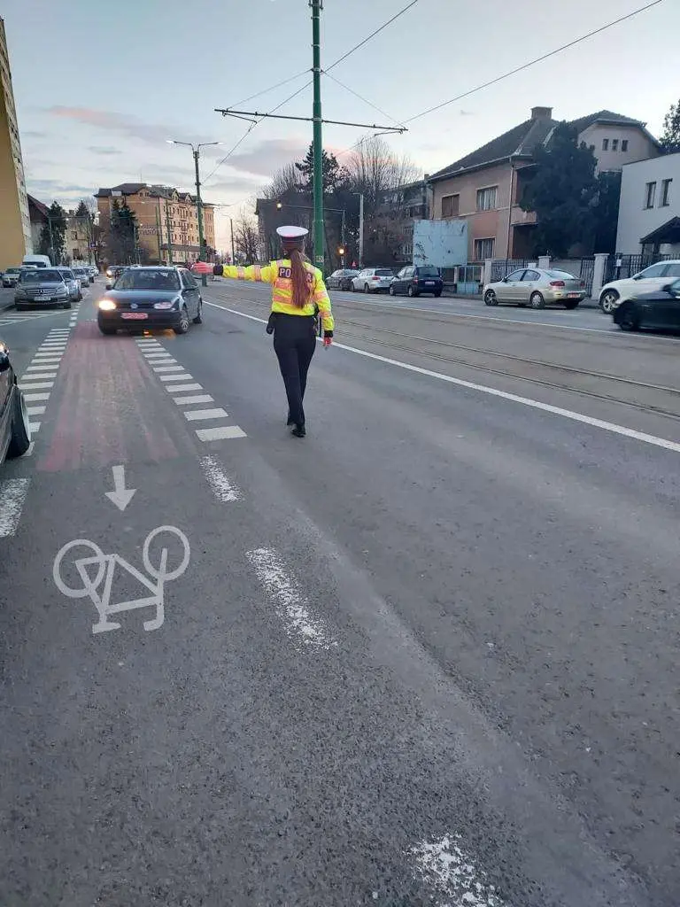 Din seria „DECÂT NIMIC?!” - am avut o RAZIE CU POZE la „Boul Roșu”