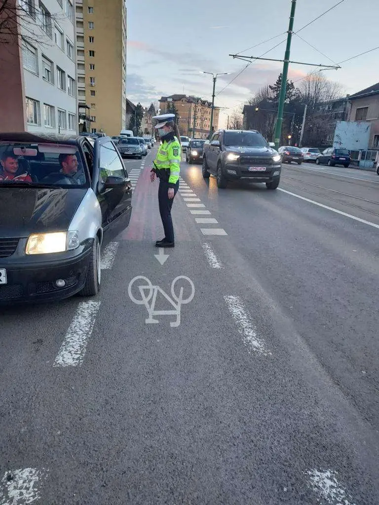 Din seria „DECÂT NIMIC?!” - am avut o RAZIE CU POZE la „Boul Roșu”