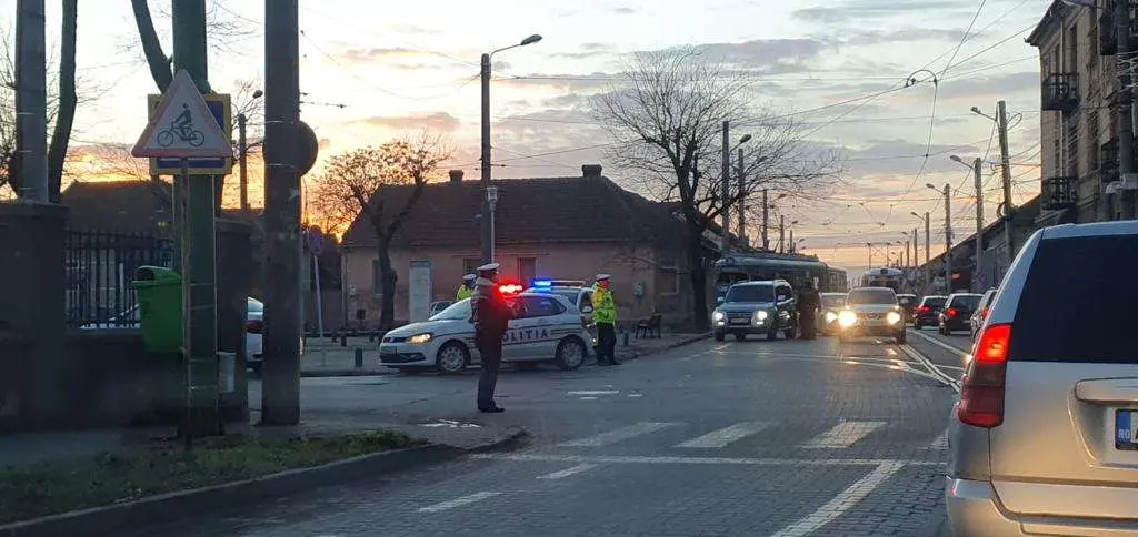 Din seria „DECÂT NIMIC?!” - am avut o RAZIE CU POZE la „Boul Roșu”