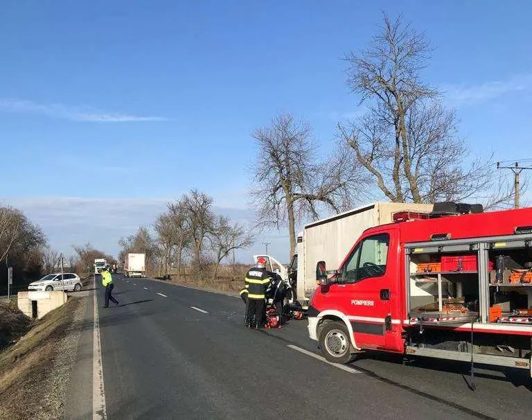 Coliziune între o camionetă și un TIR pe DN 79, lângă Domeniul Lupaș