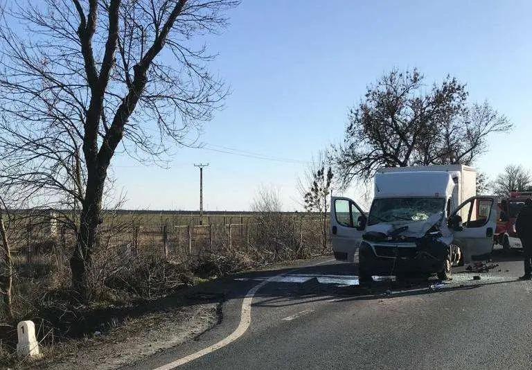 Coliziune între o camionetă și un TIR pe DN 79, lângă Domeniul Lupaș