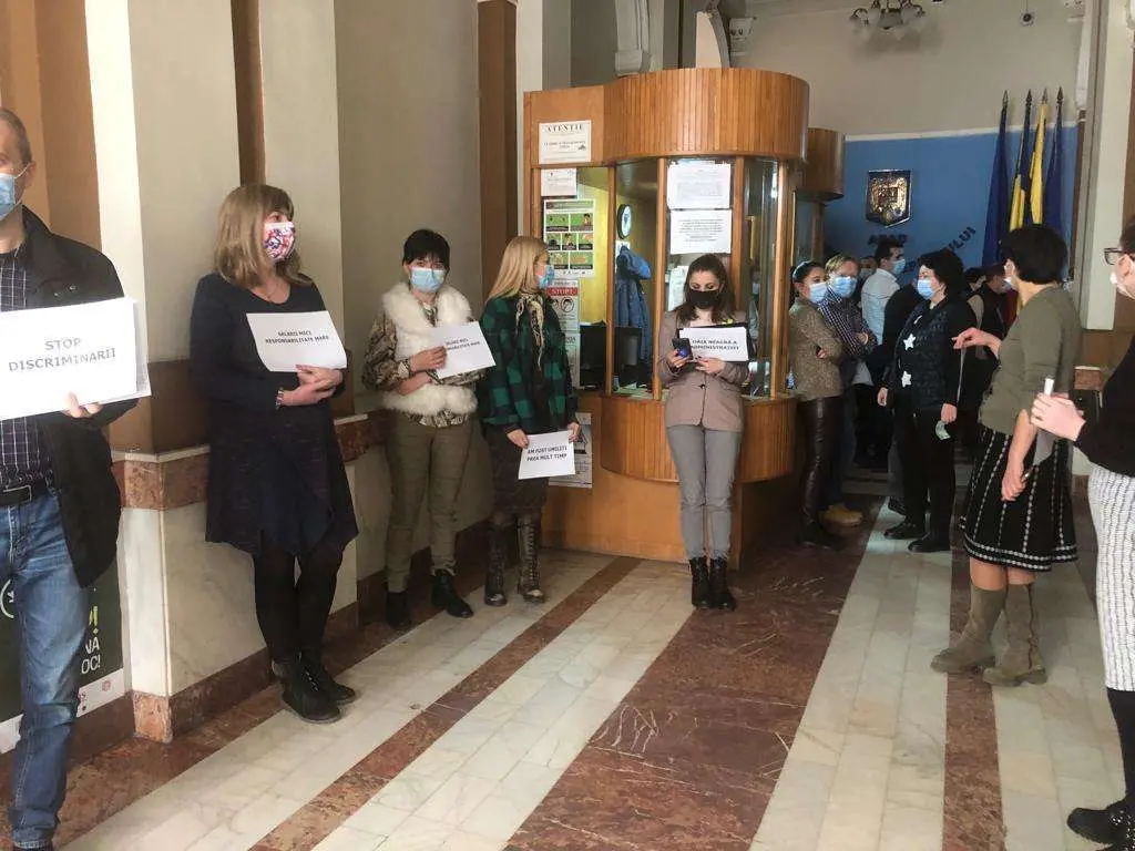 Aradul și alte 33 de INSTITUȚII ALE PREFECTULUI au avut o ORĂ DE GREVĂ, în care au afișat lozinci financiar-poetice. Citește MEMORIUL Sindicatului „Egalitatea”